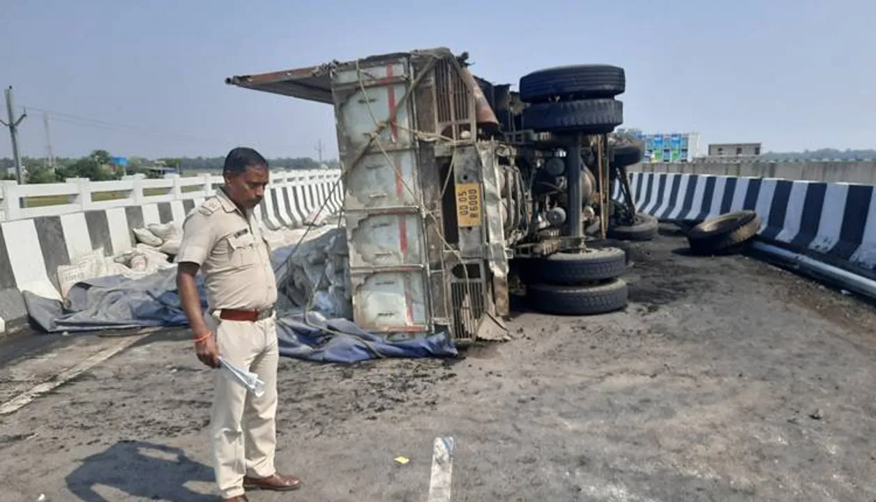  ସିମେଣ୍ଟ ବୋଝେଇ ଟ୍ରକ ଓଲଟି ଜଳିଗଲା