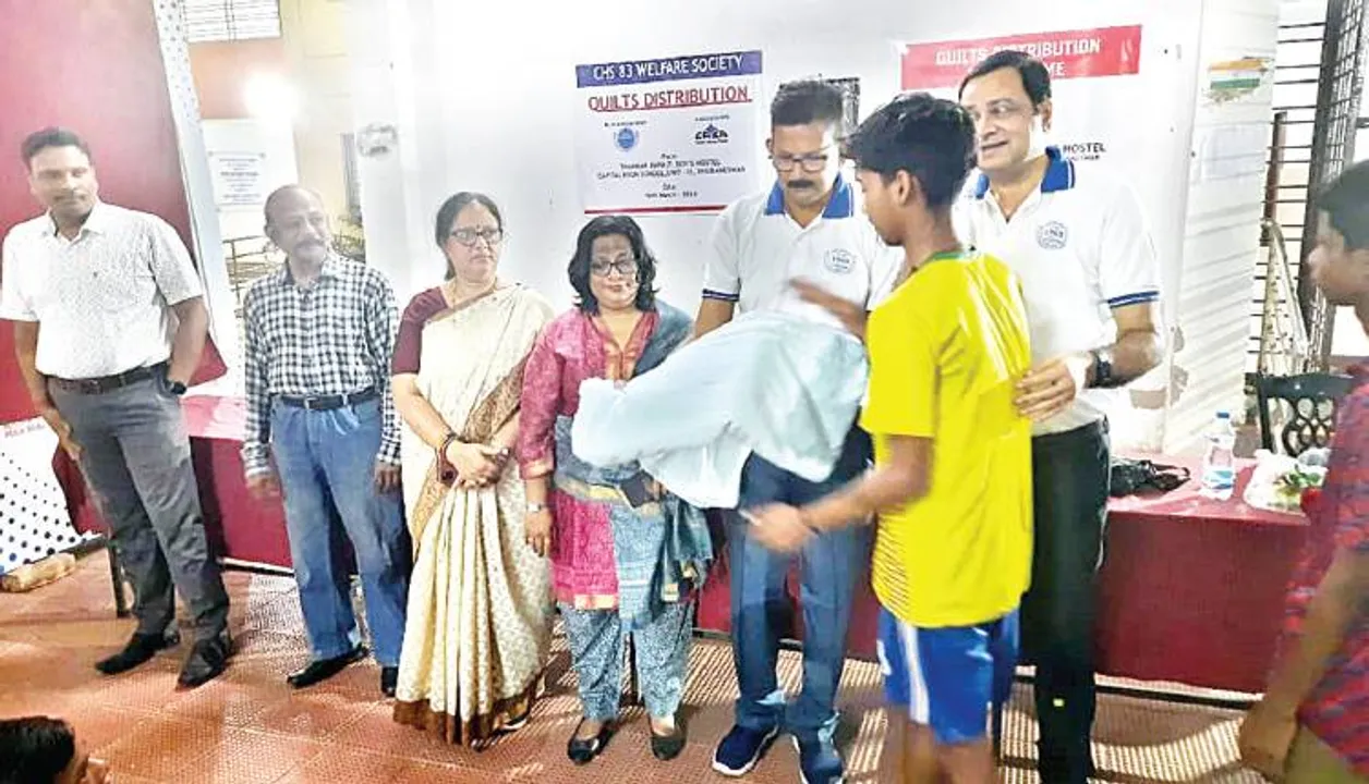  ଠକ୍କରବାପା ହଷ୍ଟେଲ ଅନ୍ତେବାସୀଙ୍କୁ ବେଡ୍‌ସିଟ୍‌ ବଣ୍ଟନ