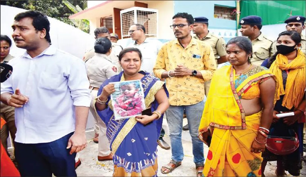  ମନ୍ତ୍ରୀଙ୍କ ବାସଭବନ ଆଗରେ ଧାରଣା ଦେଲେ ପିହୁର ମା’