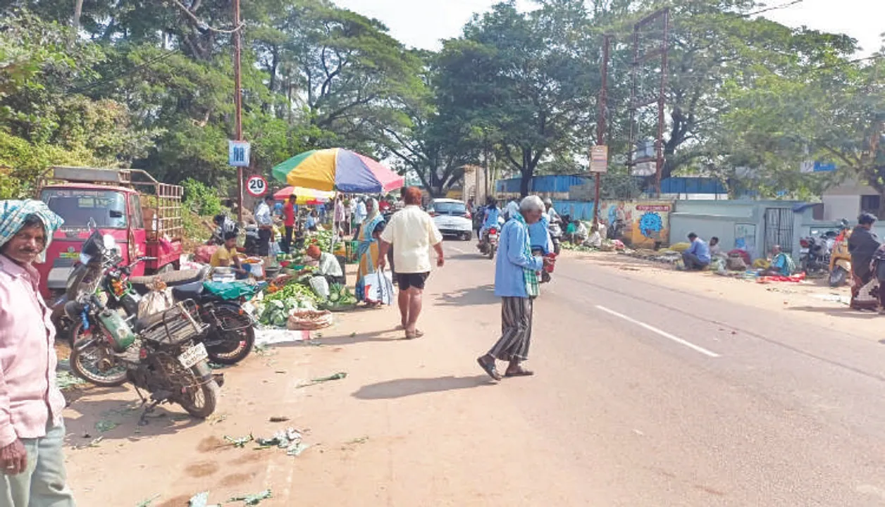  ରାସ୍ତା ଉପରେ ପାହାଳ ପରିବା ହାଟ