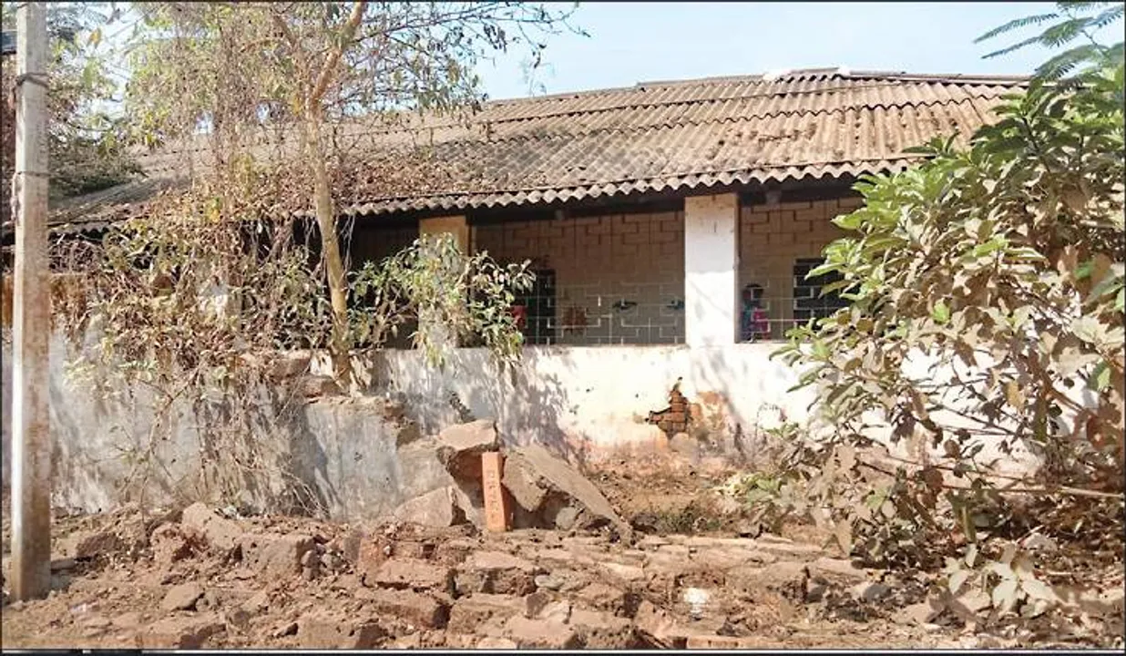  ଏକ ଅବହେଳିତ ବିଦ୍ୟାଳୟର ଚିତ୍ର: ୫ ଶ୍ରେଣୀ, ୨୦୦ ପିଲା, ୨ ଶିକ୍ଷକ