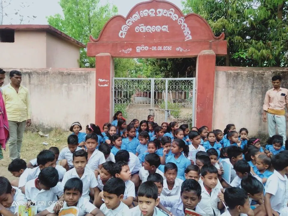  ବିଦ୍ୟାଳୟରେ ଶିକ୍ଷକ ନଆସିବାରୁ ସ୍କୁଲ ବନ୍ଦ, ଗେଟ୍‌ ସାମ୍ନାରେ ଧାରଣା ଦେଲେ ଛାତ୍ରଛାତ୍ରୀ
