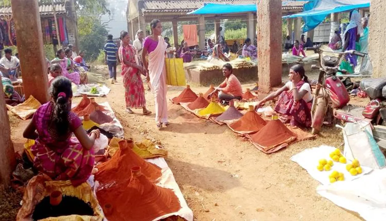  ରଙ୍ଗମାଟିର ହାଟ : ଏଠି ମାଟିଘରର କାନ୍ଥ ରଙ୍ଗେଇବାକୁ ବିକ୍ରିହୁଏ ରଙ୍ଗିନ ମାଟି