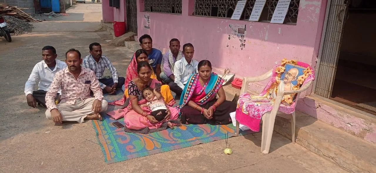  ବ୍ଲକ ସମ୍ମୁଖରେ ଟୁହିଲାମାଳ ସରପଞ୍ଚଙ୍କ ନେତୃତ୍ବରେ ଧାରଣା