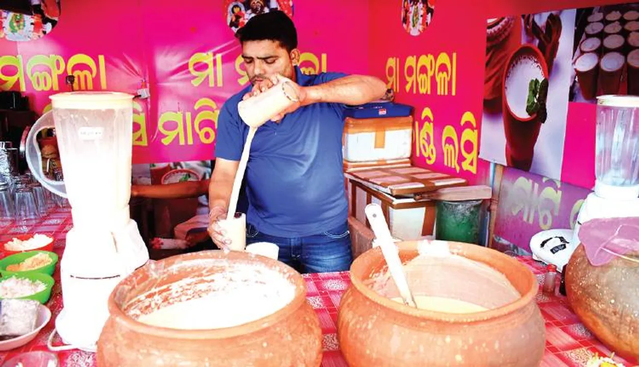  ବଢ଼ିଲାଣି ତାତି : ଚାହିଦାରେ ଦେଶୀ ଥଣ୍ଡାପାନୀୟ ଆଖୁରସ, ମାଟିହାଣ୍ଡି ଲସି ଓ ଲେମ୍ବୁ ସରବତ