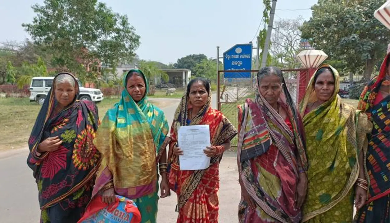  ନ୍ୟାୟ ପାଇଁ ଏସ୍‌ପିଙ୍କ କାର୍ଯ୍ୟାଳୟରେ ଏସଏଚ୍‌ଜି ମହିଳା