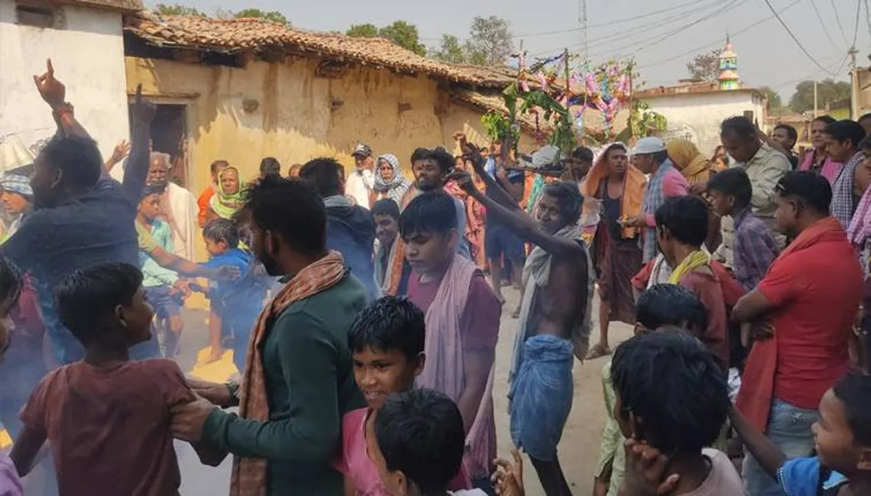  ଶତାୟୁଙ୍କୁ ଶେଷ ବିଦାୟ: ବାଜିଲା ଡିଜେ, କୋକେଇ ସମ୍ମୁଖରେ ନାଚିଲେ