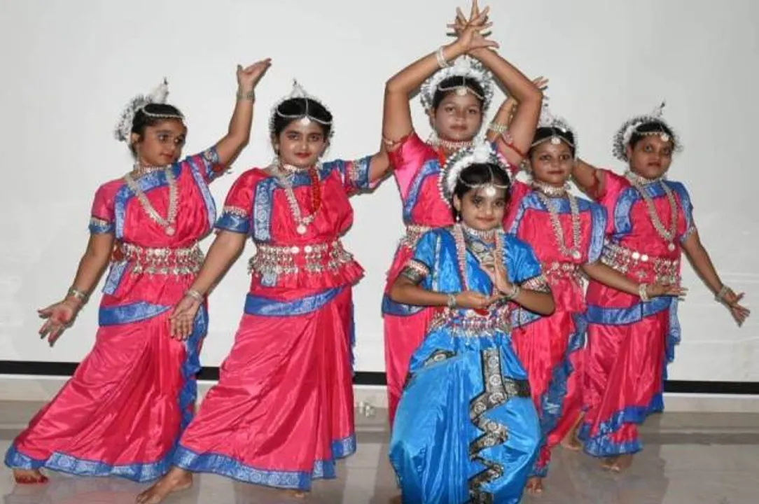  ଆଦିତ୍ୟ ବିର୍ଲା ପବ୍ଲିକ ସ୍କୁଲର ମେଗା ଫନ୍ ଆଣ୍ଡ ଫିଟ୍‌ନେସ୍‌ ଶିବିରରେ ଓଡ଼ିଶୀ ନୃତ୍ୟ ପରିବେଷଣ ଅବସରରେ ଛାତ୍ରଛାତ୍ରୀ।