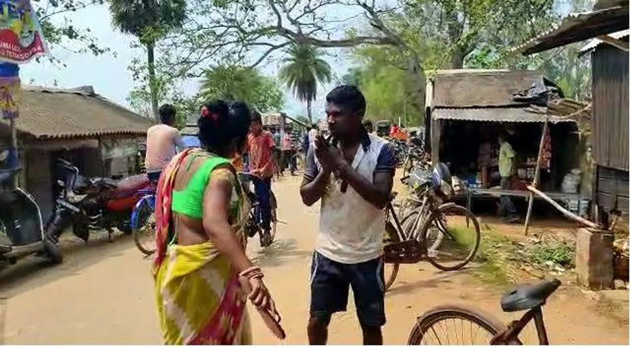  ମହିଳାଙ୍କୁ ଅଶ୍ଳୀଳ ଇଙ୍ଗିତ କରିବା ଯୁବକକୁ ମହଙ୍ଗା ପଡ଼ିଲା, ବିଚ୍‌ରାସ୍ତାରେ ଖାଇଲେ ଚପଲମାଡ଼