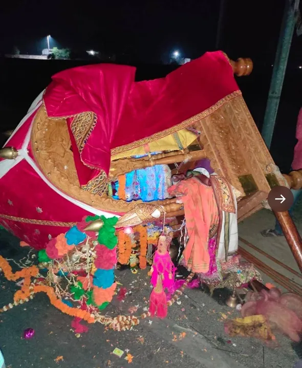  ଦୋଳ ବିମାନ ନେଇ ଯାଉଥିବା ଲୋକଙ୍କ ଉପରେ ଚଢ଼ିଗଲା ପିକ୍ଅପ୍ ଭ୍ୟାନ୍: ୨ ମୃତ, ୩ ଗୁରୁତର
