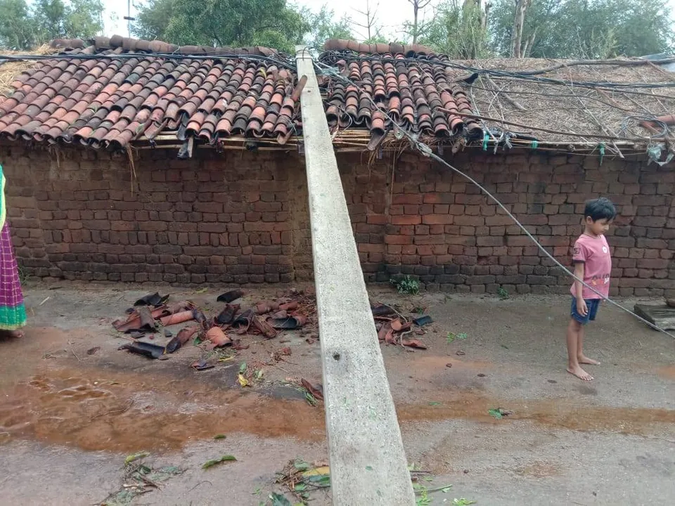  ବଲାଙ୍ଗୀରରେ ପଶ୍ଚିମା ଝଡ଼: ଦେଓଗାଁରେ ମାଟି-ଖପର ଘର ଉପରେ ଢଳିଲା ବିଦ୍ୟୁତ୍‌ ଖୁଣ୍ଟ। (ଫଟୋ: ଶେଷ)