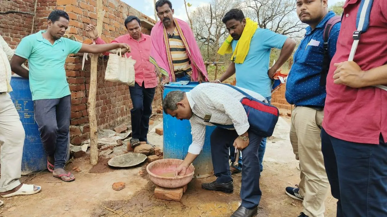  ବୋରୱେଲରୁ ମିଳୁଛି ସୁନା ଭଳି ଗୁଣ୍ଡ: ଘଟଣାସ୍ଥଳରେ ପହଞ୍ଚି ତଦାରଖ କଲେ ଭୂତତ୍ତ୍ବବିଶେଷଜ୍ଞ