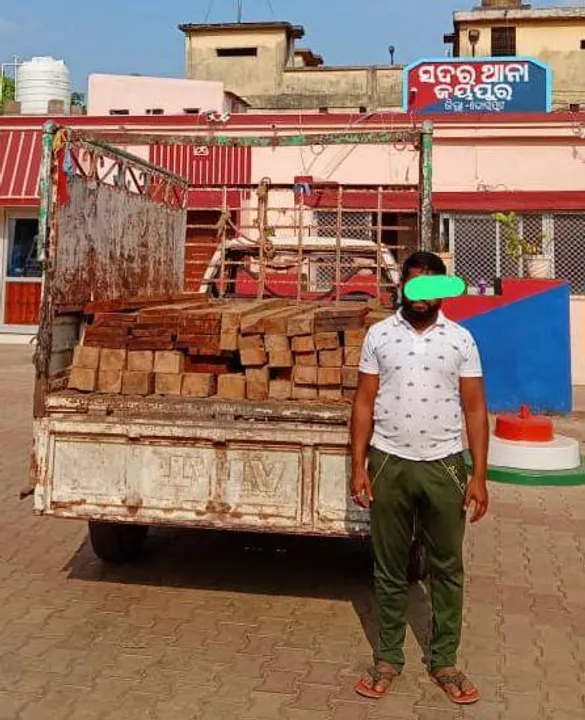  ୨ଲକ୍ଷର କାଠ ସହ ପିକ୍‌ଅପ୍‌ ଭ୍ୟାନ୍‌ ଜବତ, ଜଣେ ଗିରଫ