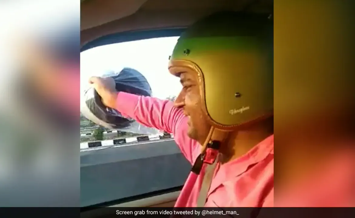  ବାଇକ ଚାଳକଙ୍କ ଜୀବନ ବଞ୍ଚାଇବା ପାଇଁ ଦ୍ରୁତଗତିରେ ଗାଡ଼ି ଚଲାଇ ଏଭଳି କାମ କଲେ ହେଲମେଟ ମ୍ୟାନ