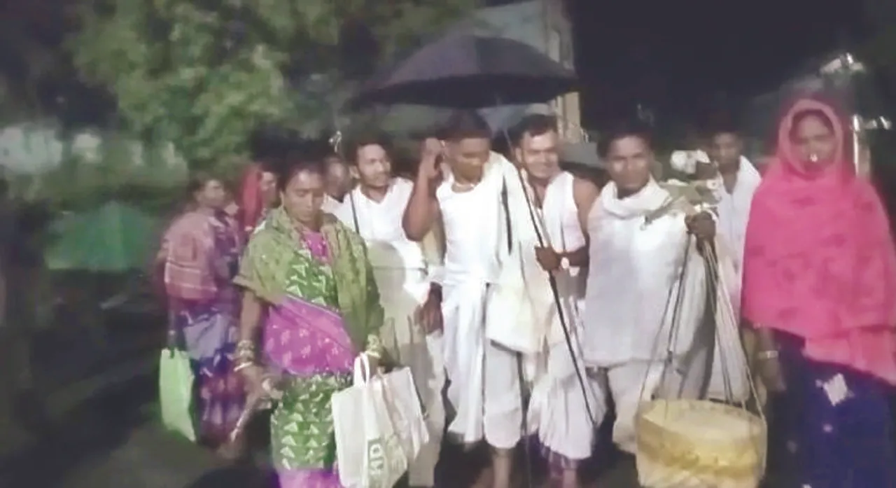  ବିବାହ ପାଇଁ ୧୨ କିମି ଚାଲିଲେ