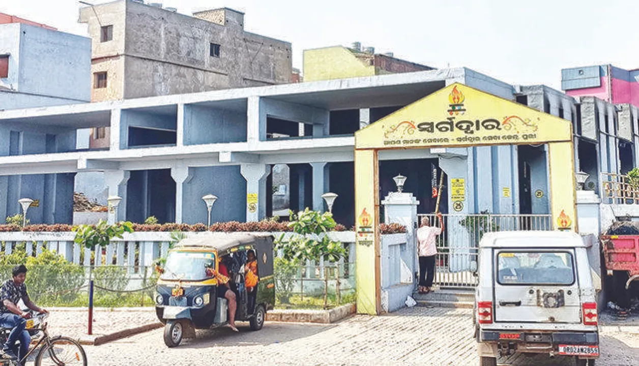  ସ୍ବର୍ଗଦ୍ବାରରେ ଶବଦାହ ପାଇଁ ମିଳୁନି ଘିଅ, ବାହାରୁ ଚଢ଼ାଦରରେ କିଣୁଛନ୍ତି ଆତ୍ମୀୟସ୍ବଜନ