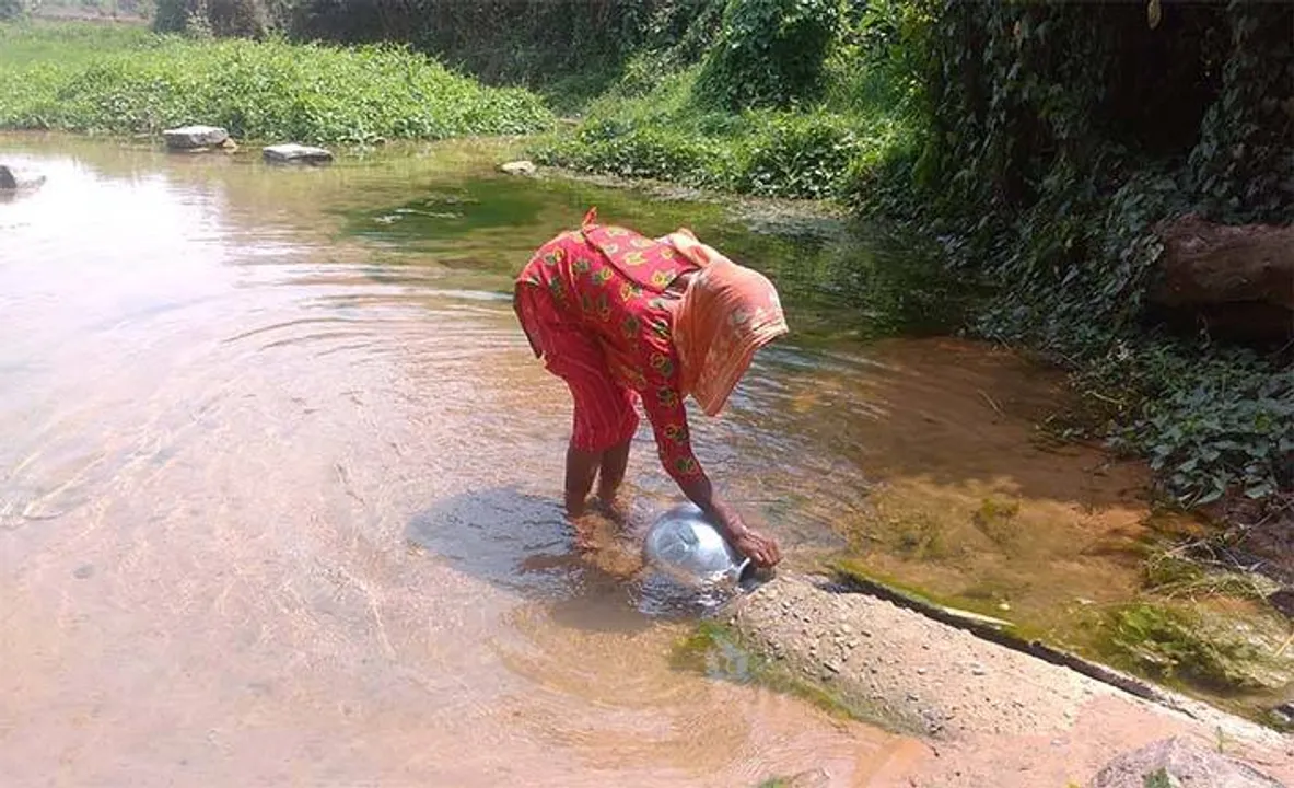  ରାଜଧାନୀ ଉପକଣ୍ଠରେ ବି ଏମିତି ଗାଁ , ଯେଉଁଠି ପିଇବା ପାଣି ପାଇଁ ଚୁଆ ହିଁ ଭରସା