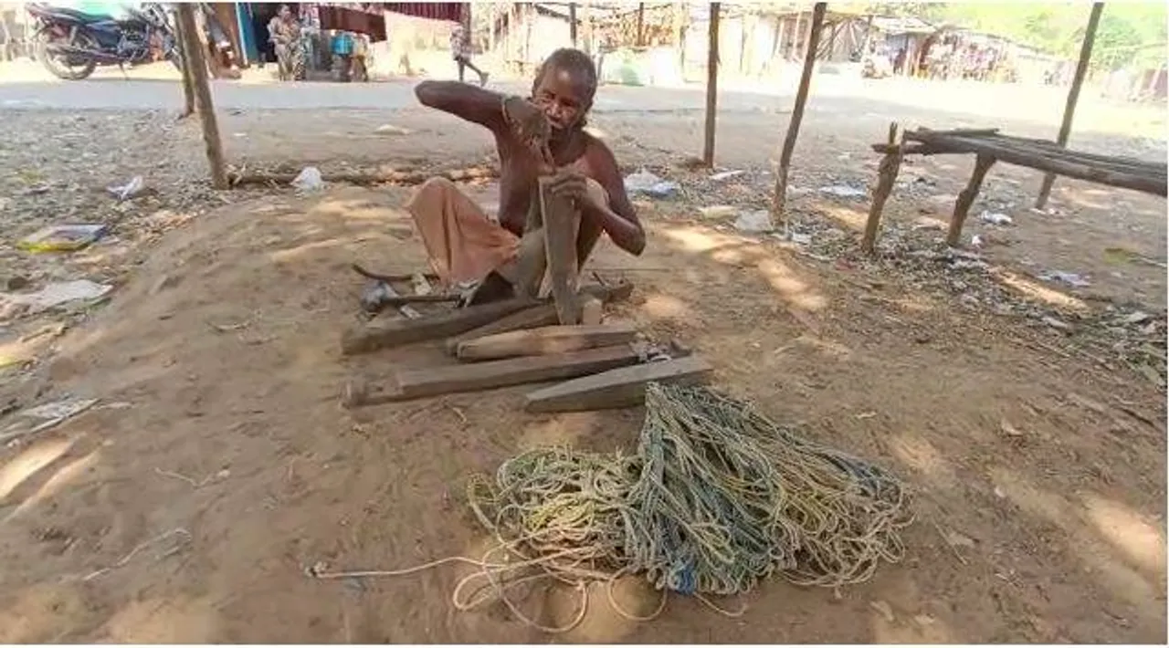  ଦୃଷ୍ଟିହୀନଙ୍କ ପାଇଁ ଉଦାହରଣ ୭୦ ବର୍ଷୀୟ କେଶବ; ଦୃଷ୍ଟିଶକ୍ତି ନଥିବା ସତ୍ତ୍ବେ ବୁଣୁଛନ୍ତି ଦଉଡ଼ିଆ ଖଟ
