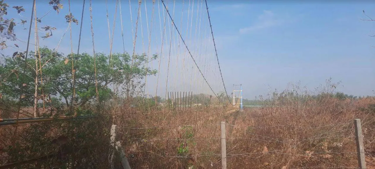  ଅସୁରକ୍ଷିତ ଝୁଲାପୋଲରେ ଜମୁଛି ଲୋକଙ୍କ ଭିଡ଼; ମାନୁନାହାନ୍ତି ସରକାରୀ କଟକଣା, ବନ୍ଦ ଘୋଷଣା କରି ଚୁପ ପ୍ରଶାସନ