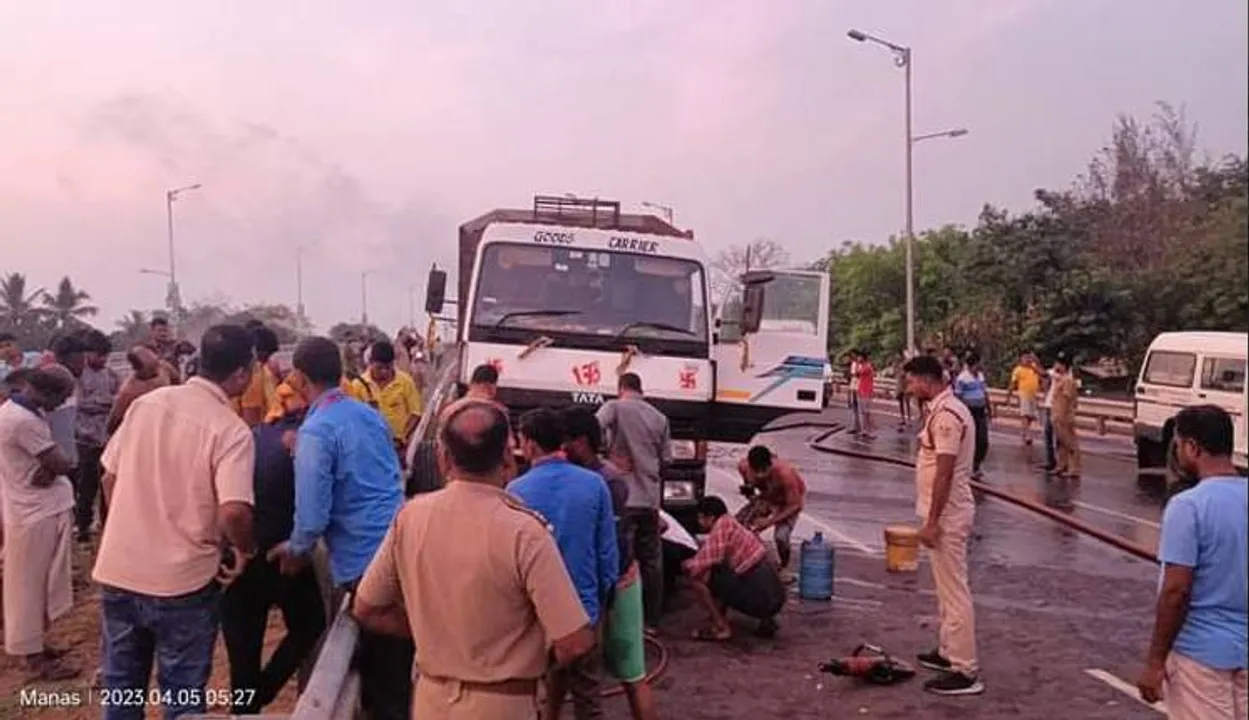  ଟ୍ରକ ପଛରେ ପିଟି ହେଲା ଟ୍ରକ: ୨ ଜୀବନ ଗଲା