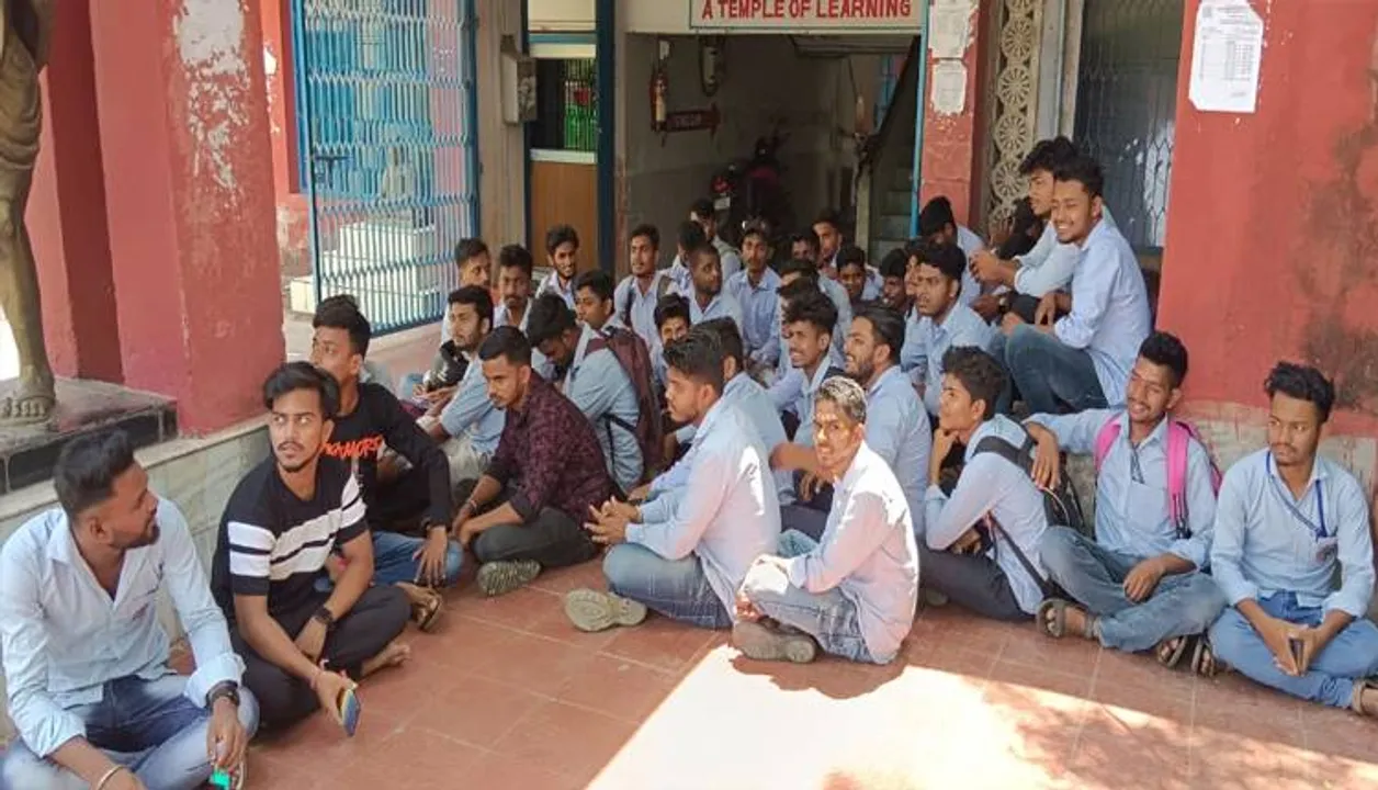  ପରୀକ୍ଷା ଫି ବୃଦ୍ଧିକୁ ବିରୋଧ କରି ଧାରଣା