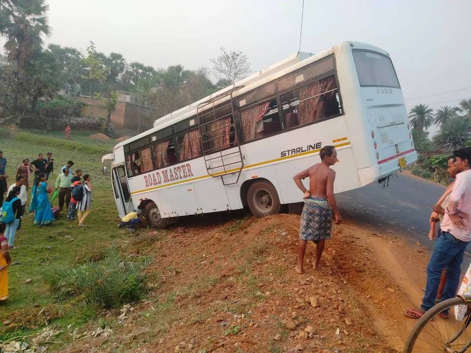  ଭାରସାମ୍ୟ ହରାଇ ରାସ୍ତା ତଳକୁ ଖସିଲା ଯାତ୍ରୀବାହୀ ବସ୍