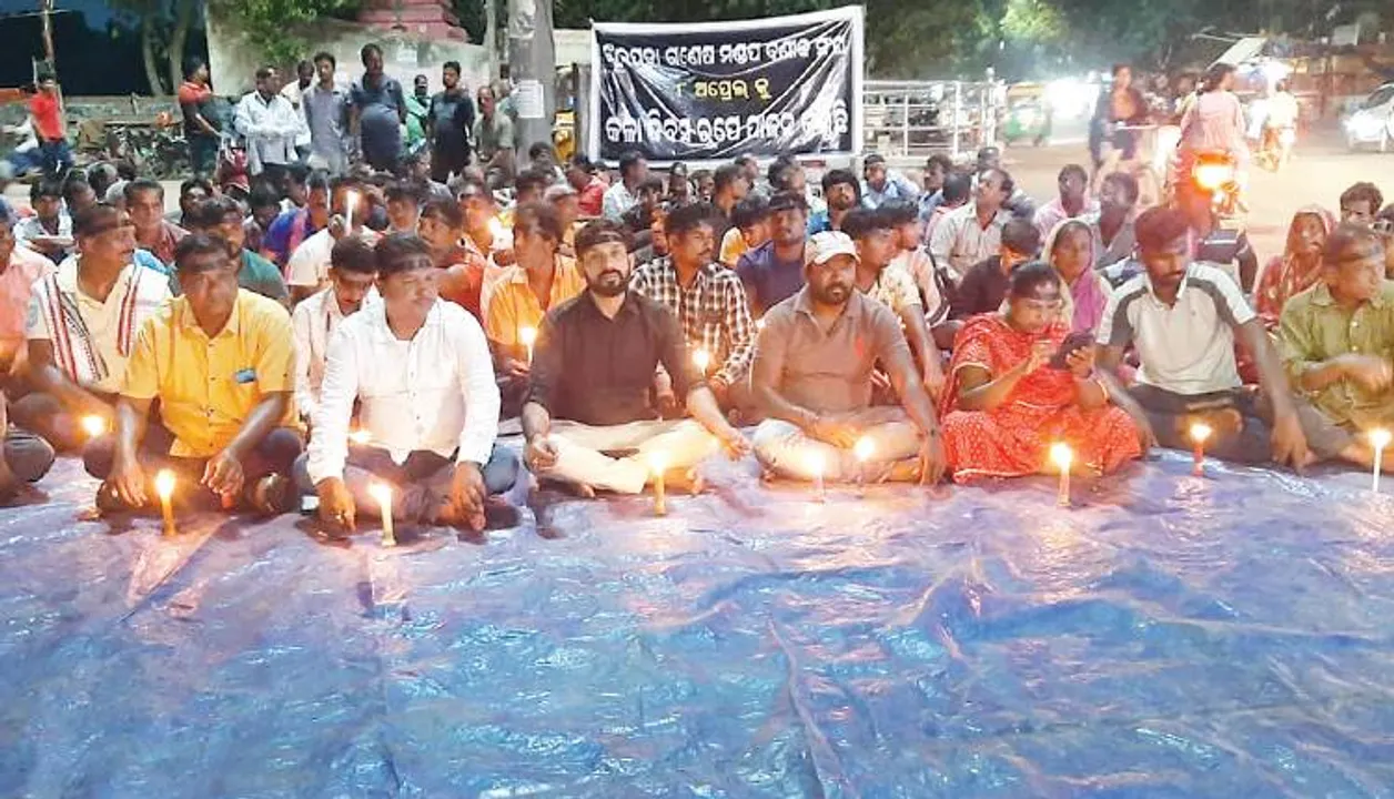  ଗଣେଶ ମଣ୍ଡପ ହାଟ ଉଚ୍ଛେଦକୁ ବର୍ଷେ, କଳା ଦିବସ ପାଳିଲା ଝାରପଡ଼ା ବଣିକ ସଂଘ