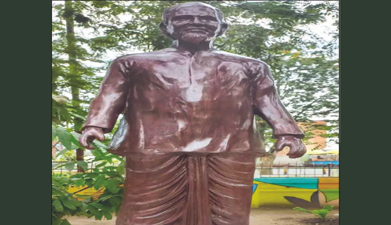  ବଦଳିଲା ନବବାବୁଙ୍କ ପ୍ରତିମୂର୍ତ୍ତି, ପୁଣି ବିବାଦ: ନବବାବୁ କ’ଣ ଏମିତି ଧୋତି ପିନ୍ଧୁଥିଲେ?