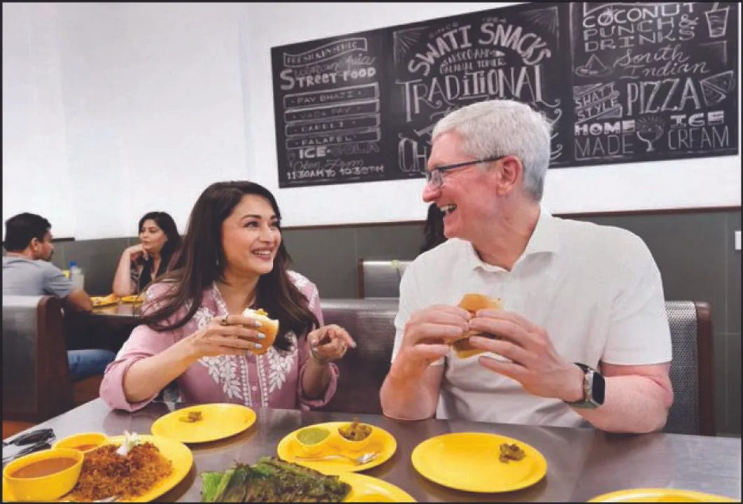  ଭାରତରେ ଆପଲ୍‌ ସିଇଓ କୁକ୍, ମାଧୁରୀଙ୍କ ସହ ଖାଇଲେ ବଡ଼ା ପାଓ