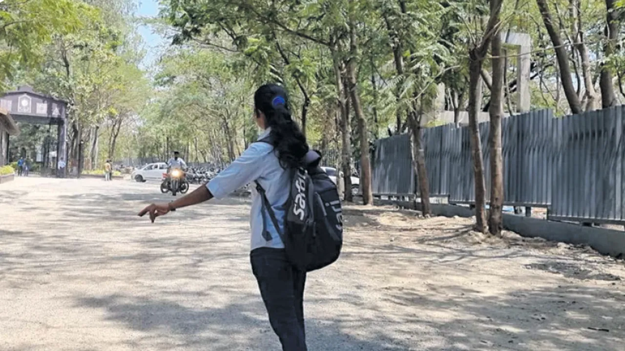  ଲିଫ୍‌ଟ ମାଗି ରାଜ୍ୟ ଭ୍ରମଣ କରୁଛନ୍ତି ଯୁବ ସାମ୍ବାଦିକା