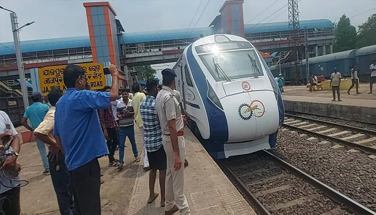  ଯାଜପୁରରୋଡ୍‌ରେ ବନ୍ଦେ ଭାରତ ଏକ୍ସପ୍ରେସକୁ ସ୍ବାଗତ