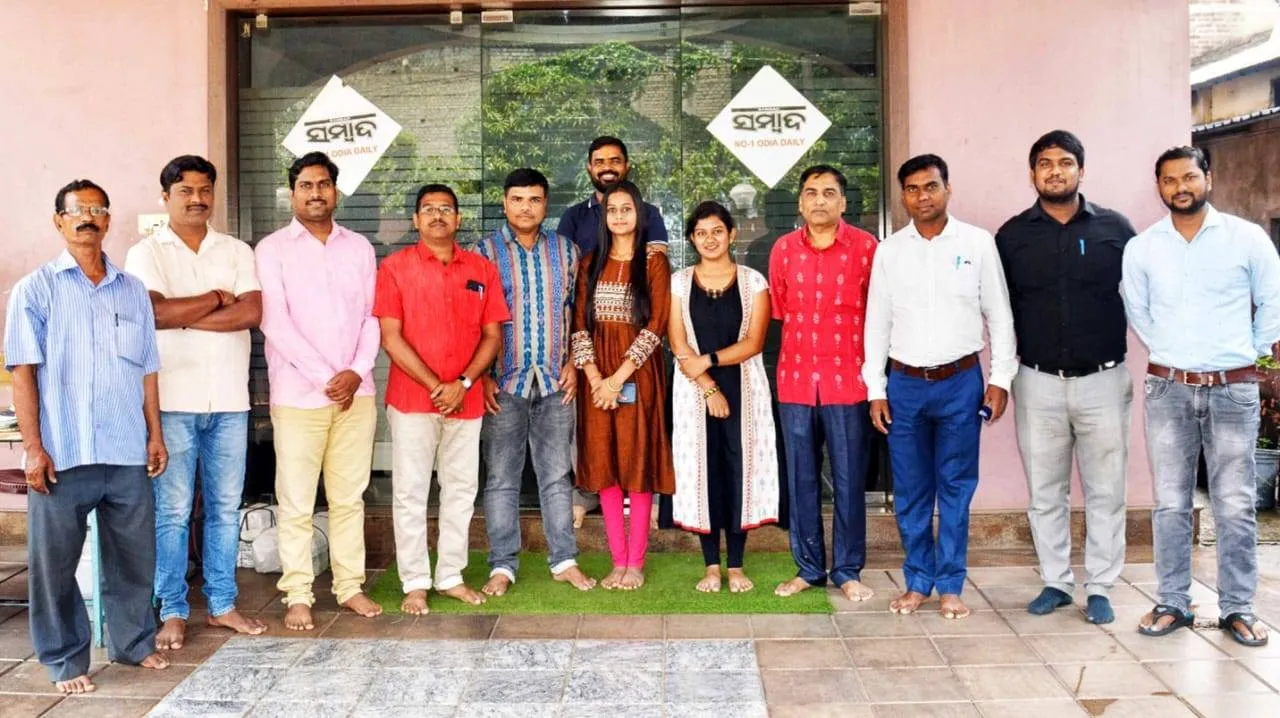  ବାଲେଶ୍ୱରସ୍ଥିତ 'ସମ୍ବାଦ'ର ଉତ୍ତର ଓଡ଼ିଶା ସଂସ୍କରଣରେ ହସ୍ତତନ୍ତ ପୋଷାକ ପିନ୍ଧି ଓଡ଼ିଶା ଦିବସ ପାଳିଲେ କର୍ମଚାରୀ।