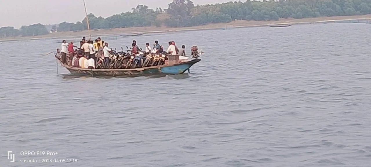  ଚିଲିକା ମଝିରେ ଫସିଲା ୩ ଯାତ୍ରୀବାହୀ ଡଙ୍ଗା