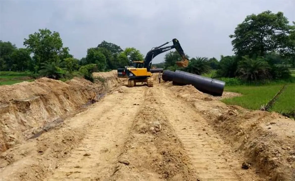  ଚାଷୀଙ୍କୁ ନଜଣାଇ ଜମିରେ ଚାଲିଛି ପାଇପ୍‌ ବିଛାଇବା କାମ
