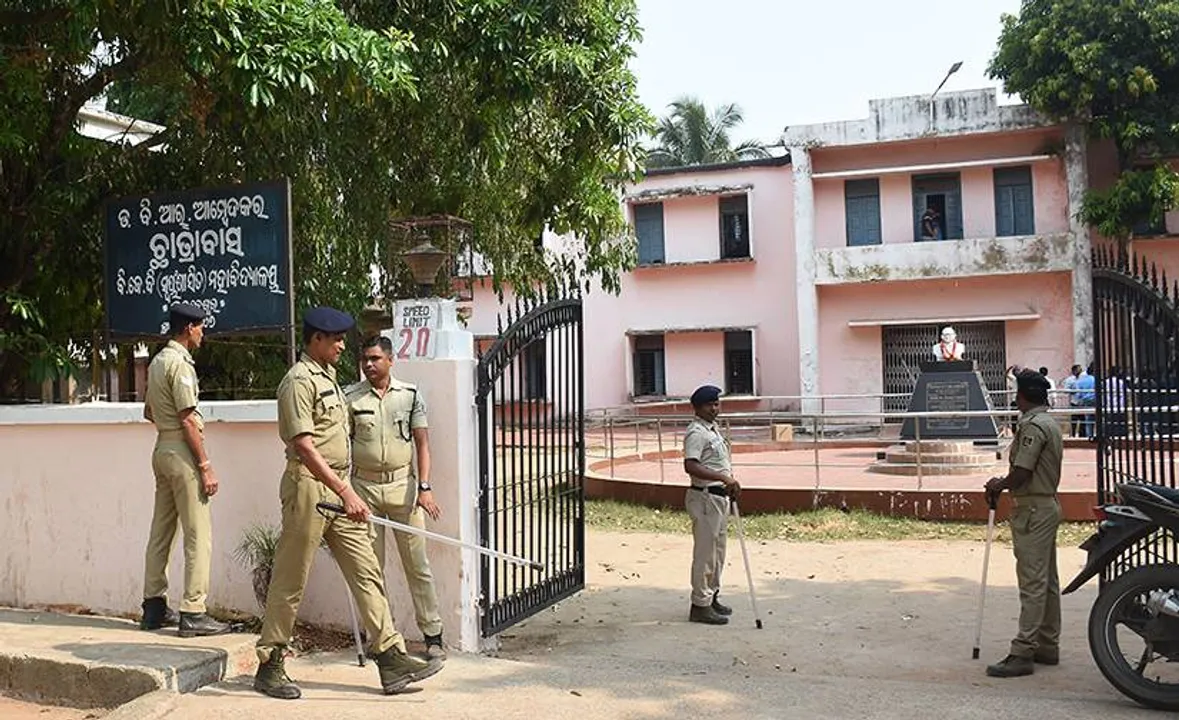  ବିଜେବି କଲେଜ କ୍ୟାମ୍ପସ୍‌ରେ ଅଣଛାତ୍ରଙ୍କ ଆତଙ୍କରାଜ: ଗୋଡ଼େଇ ଗୋଡ଼େଇ ଖଣ୍ଡାରେ ହାଣିଲେ