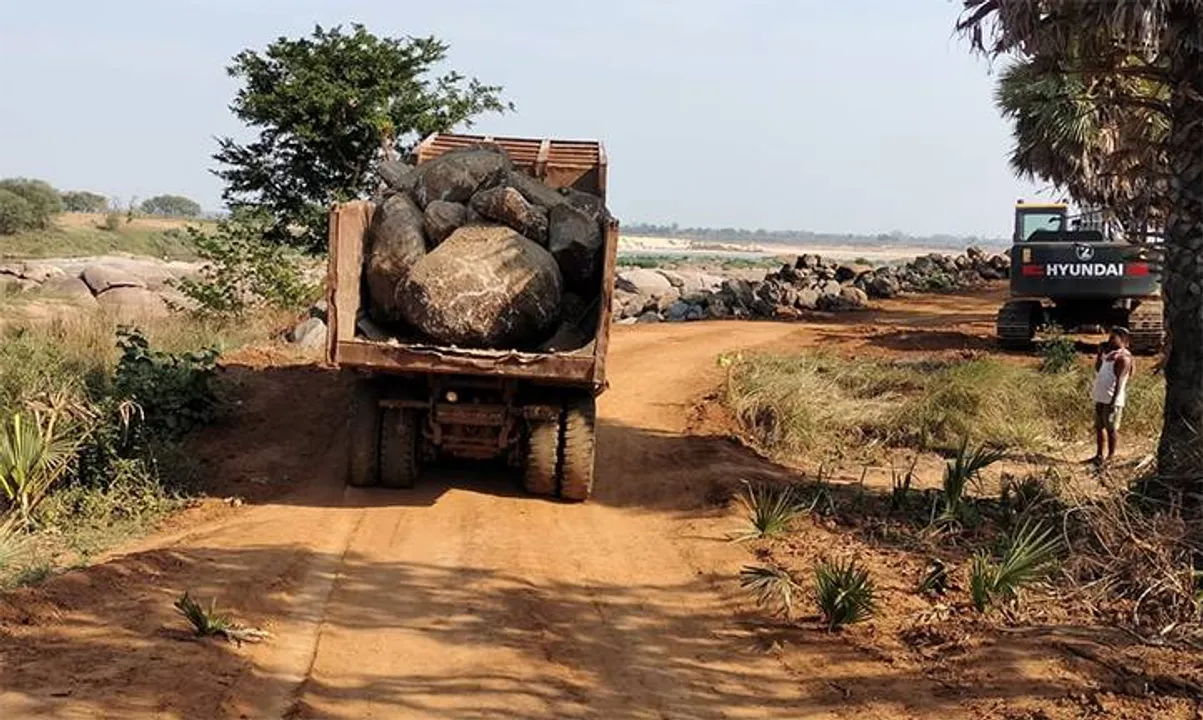  ଠିକା କାମରେ ଜଙ୍ଗଲ ଜମି ପଥର : ଚେଇଁ ଶୋଇଛି ବନ ବିଭାଗ, ତଦାରଖ କରୁନି ଜଳସେଚନ ବିଭାଗ