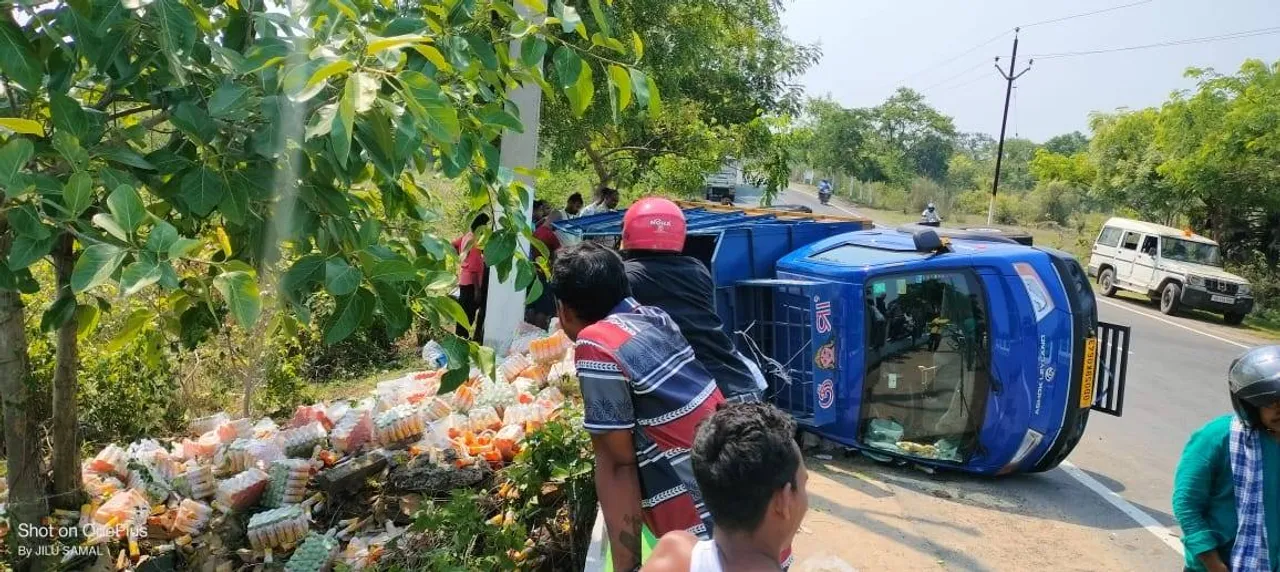  ରାସ୍ତା ମଝିରେ ଓଲଟିଲା ଓଆରଏସ୍‌ ଗାଡ଼ି, ବୋହି ନେଲେ ଲୋକ