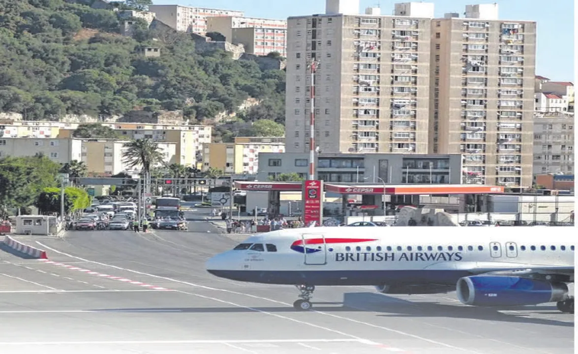  ରନ୍‌ୱେ ମଝିରେ ରାଜପଥ ! ଜାଣନ୍ତୁ ବିମାନ ଉଡାଣ ବେଳେ କିଭଳି ହୁଏ ଟ୍ରାଫିକ ନିୟନ୍ତ୍ରଣ