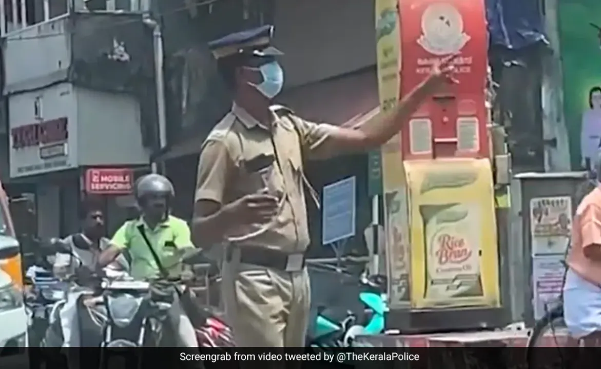  ଟ୍ରାଫିକରେ ଛିଡ଼ା ହୋଇ ପୁଲିସ କର୍ମଚାରୀଙ୍କ ଅବିକଳ ଚିତ୍ର ଆଙ୍କିଲେ ଶିଳ୍ପୀ