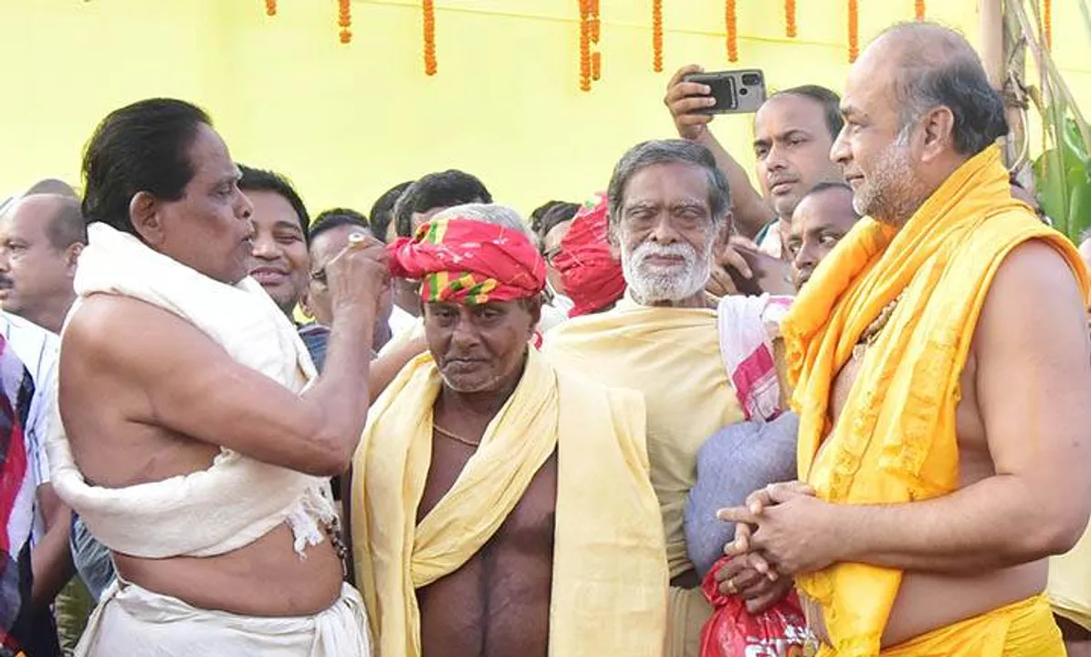  ଶାଢ଼ି ବନ୍ଧାଇଲେ ତିନି ରଥର ବିଶ୍ବକର୍ମା