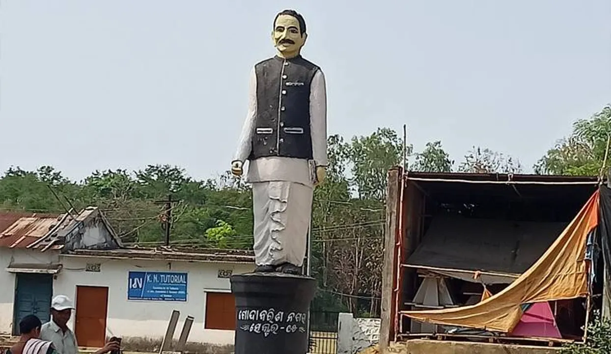 ଆଜି ଓଡ଼ିଶା ଦିବସ: ସହର ସାରା ଅସଜଡ଼ା ପ୍ରତିମୂର୍ତ୍ତି