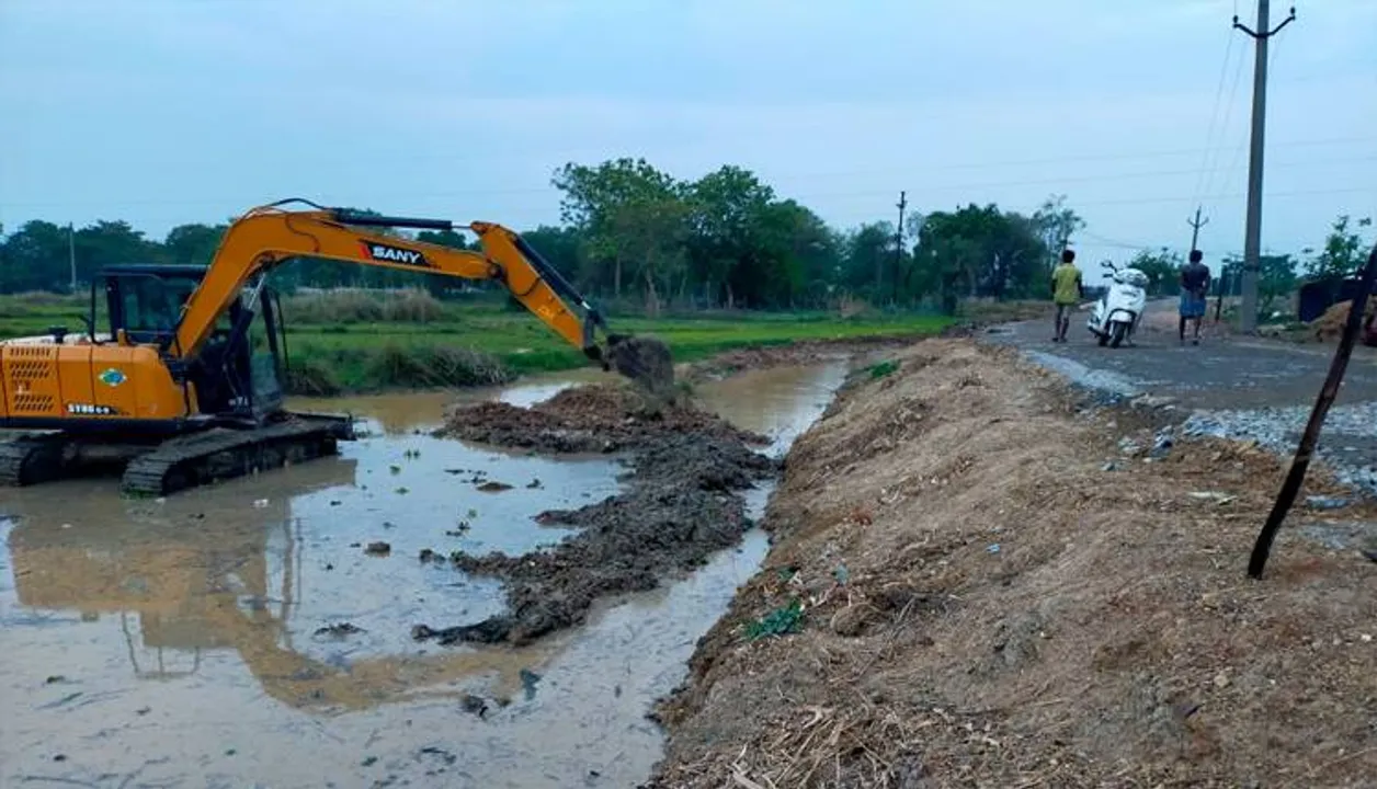  ରାସ୍ତାକାମରେ ଅନିୟମିତତା, ଚାଷୀଙ୍କ ବିଲରୁ ମାଟି ତାଡ଼ିନେଲେ