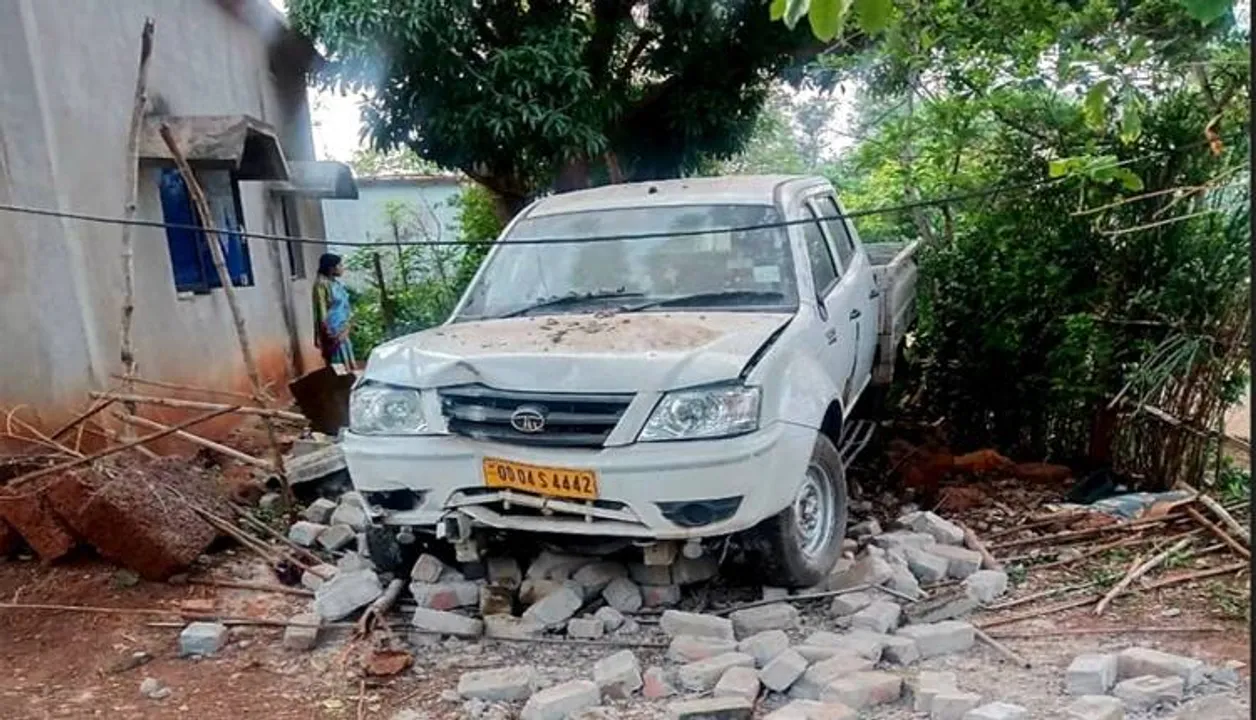  ଘରେ ପଶିଗଲା ପିକଅପ୍‌ ଭ୍ୟାନ