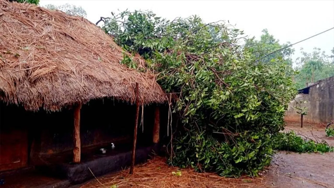  କାଳବୈଶାଖୀରେ ଛପର ଉଡ଼ିଲା, ଘର ଭାଙ୍ଗିଲା