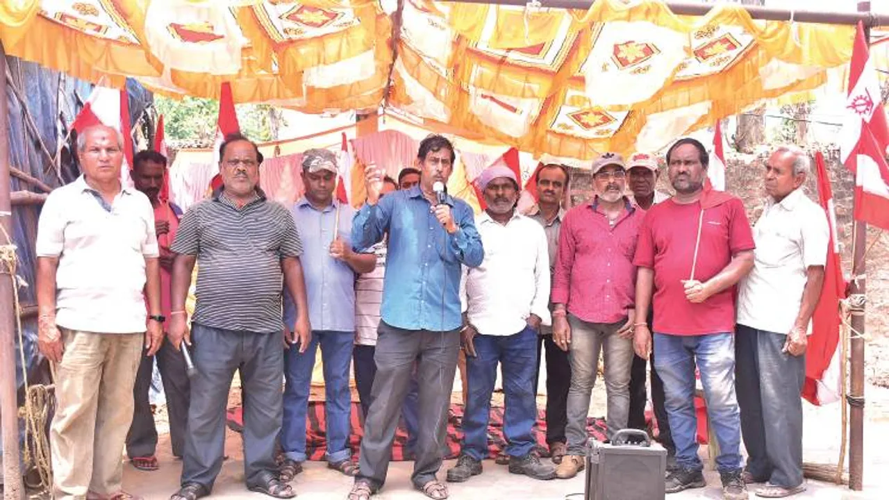  ଇଏସ୍ଆଇସି ମଡେଲ ହସ୍ପିଟାଲ ସମ୍ମୁଖରେ ବିକ୍ଷୋଭ
