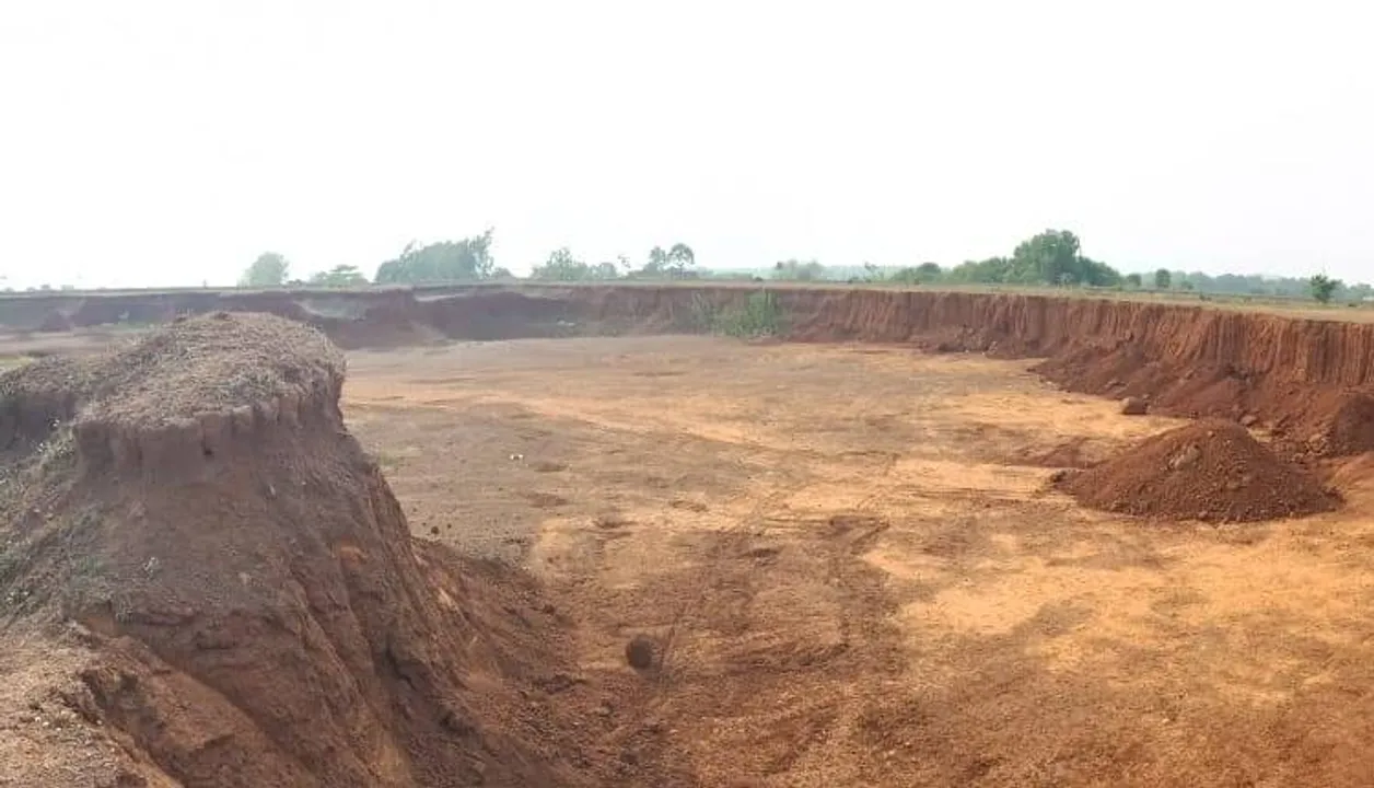  ରେଳ ବିିଭାଗ କାମ ପାଇଁ ମୋରମ ଲୁଟ୍‌