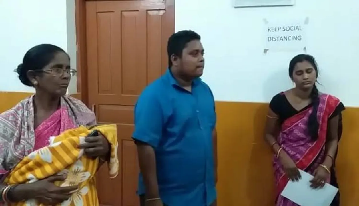  ଡାକ୍ତର ମୃତ ଘୋଷଣା କଲେ ନାହିଁ, ମୃତ ଶିଶୁକୁ ଧରି ଜିଲ୍ଲାପାଳଙ୍କ ଦ୍ବାରସ୍ଥ ହେଲେ ପରିବାର ଲୋକ