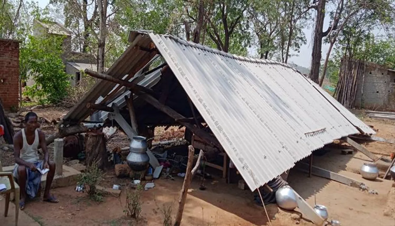  ଝଡ଼ରେ ଭାଙ୍ଗିଲା ଘର, ଅଳ୍ପକେ ବର୍ତ୍ତିଲା ପରିବାର