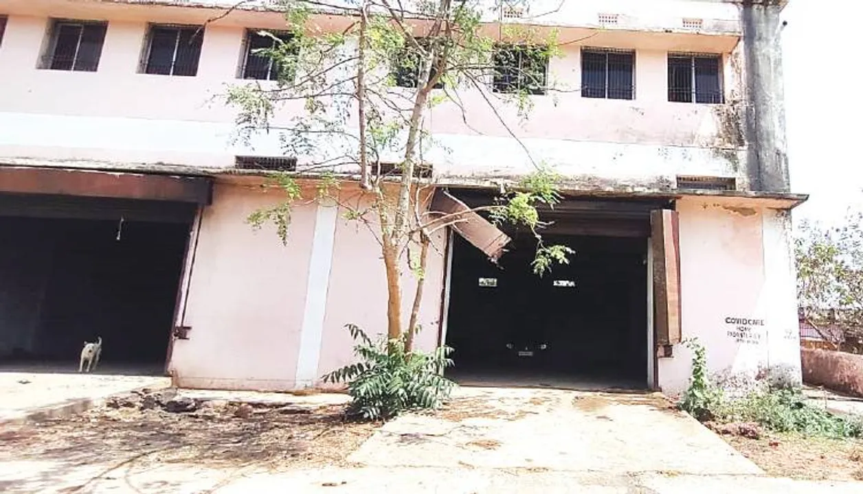  ବିପଦସଂକୁଳ ଅବସ୍ଥାରେ ବହୁମୁଖୀ ବାତ୍ୟା ଆଶ୍ରୟସ୍ଥଳୀ; ସଟର୍‌ ତାଡ଼ି ନେଇଗଲେଣି, ପାର୍କିଂସ୍ଥଳ ପାଲଟିଛି ପରିସର