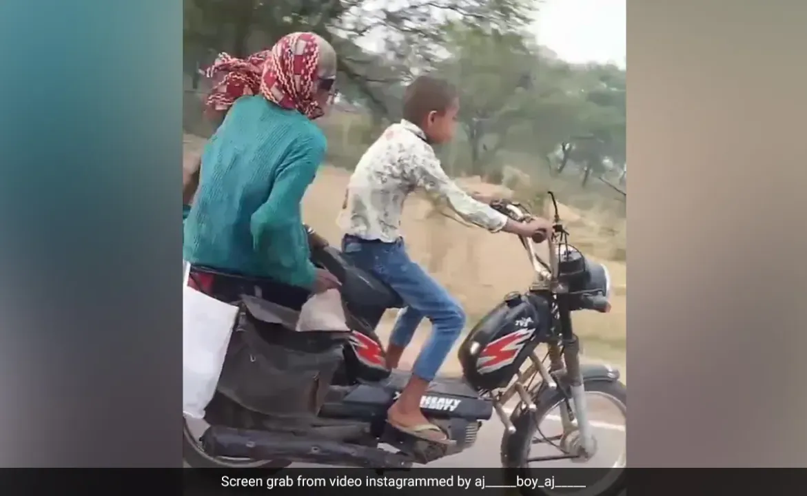  ଜେଜେମା’ଙ୍କୁ ପଛରେ ବସାଇ ଦ୍ରୁତଗତିରେ ଗାଡ଼ି ଚଲାଉଛି ମାତ୍ର ୧୦ବର୍ଷର ବାଳକ
